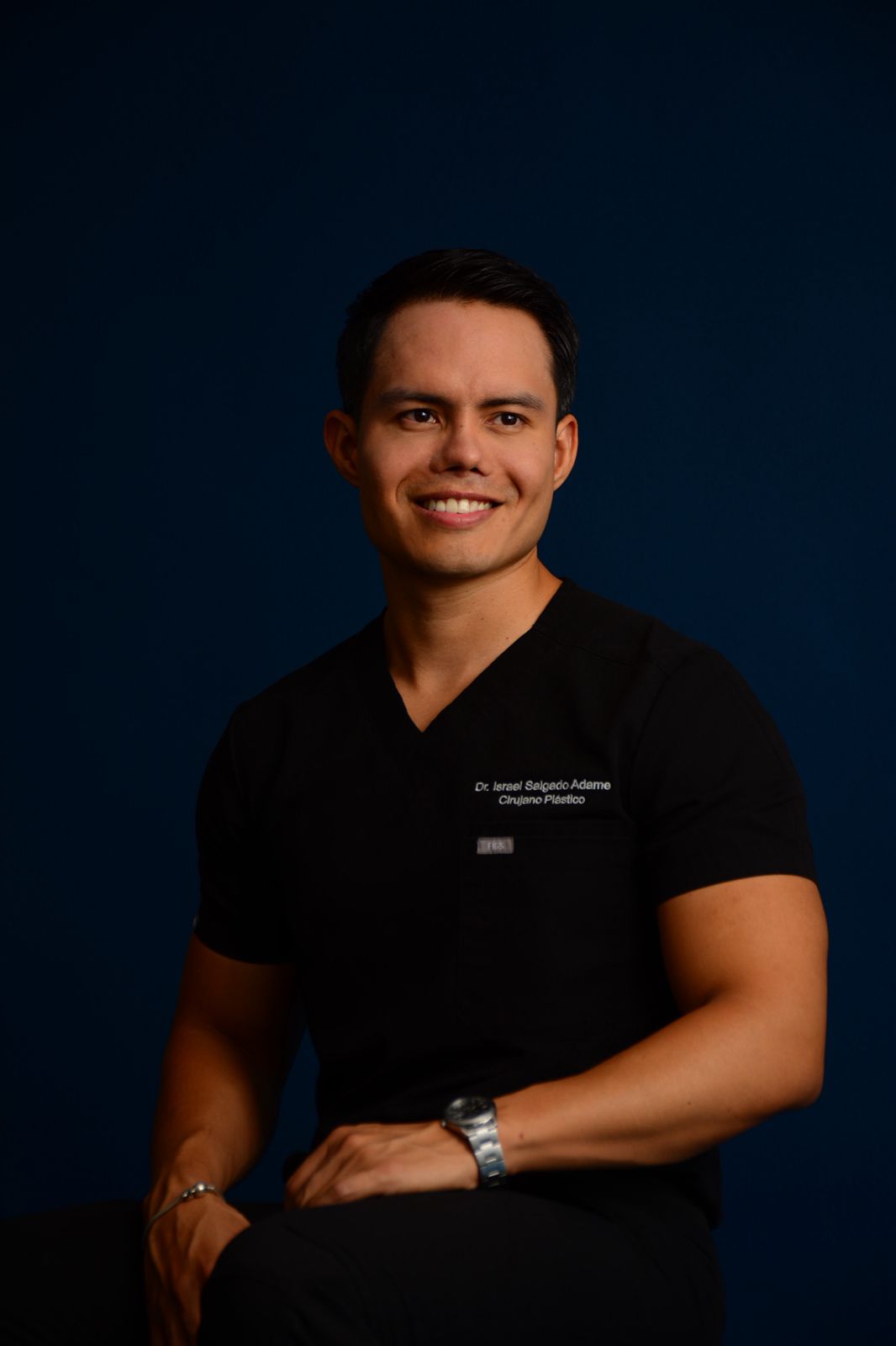 Dr. Israel Salgado - Sonriendo en Uniforme Quirúrgico